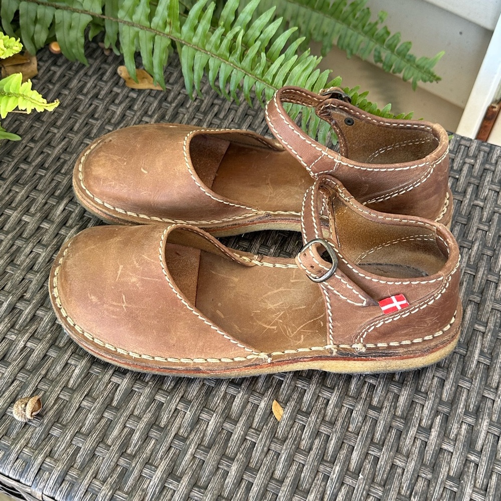 Classic Brown Leather Women's Flats - Picture 3 of 5